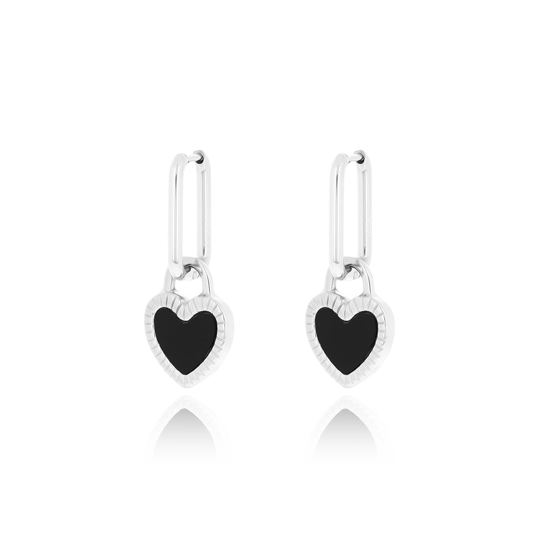 Des boucles d'oreilles en couleur argent avec un coeur