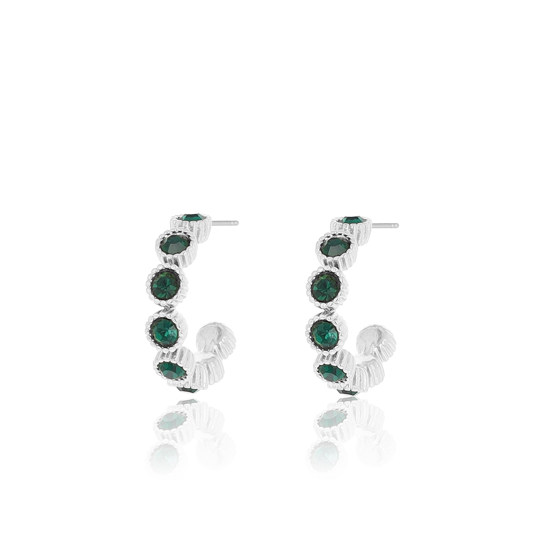 Zilverkleurige oorringen met groene strass steentjes