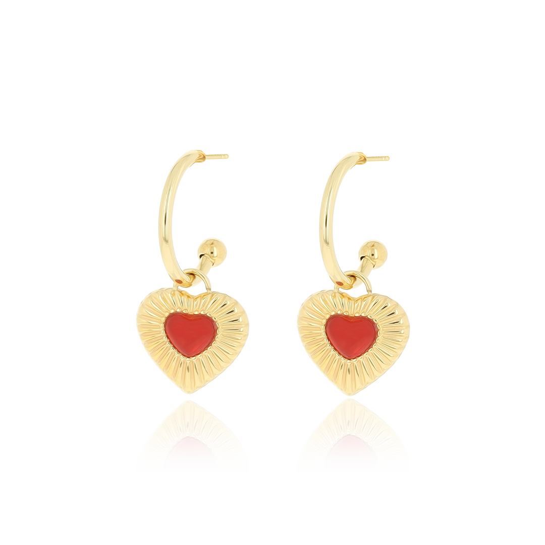 Des boucles d'oreilles en couleur or avec un coeur
